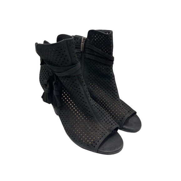 Vince Camuto Black Suede Leather Sexy VC Kamey perforated Ankle BOOTS Sz 9M - Picture 1 of 10